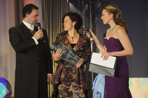 Aukce_Beata_Pilna_si_prebira_vydrazenou_vazu_Millenium_od_Borka_Sipka